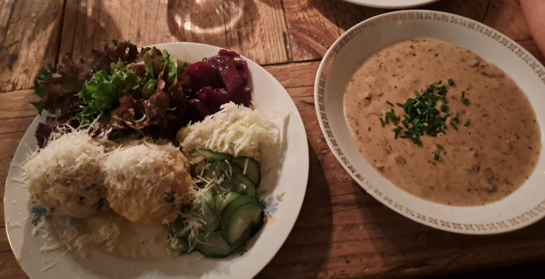 Knödel met paddenstoel-pepersaus