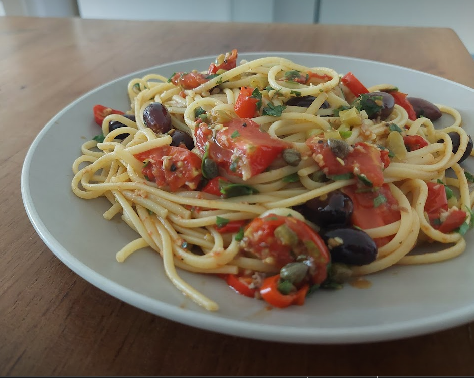 Spaghetti arrabiata with anchovies and kalamata